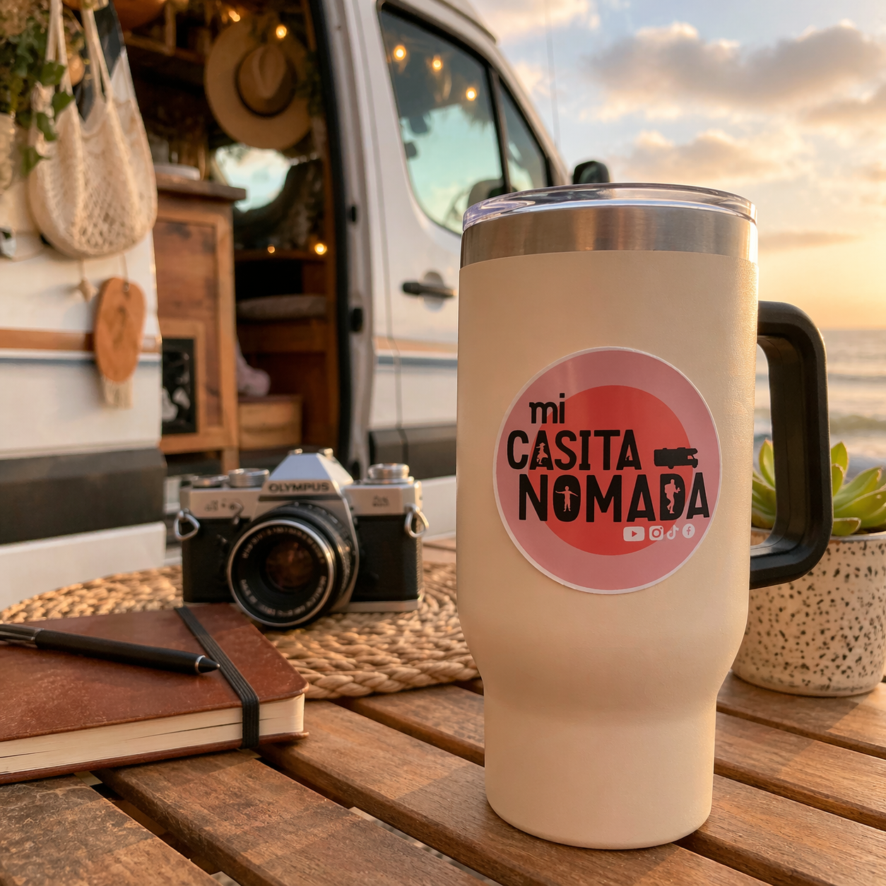 sticker oficial mi casita nómada – 7.5 cm sticker oficial mi casita nómada – 7.5 cm